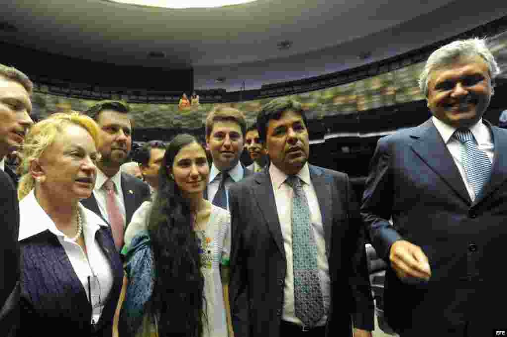 La disidente cubana Yoani Sánchez llega hoy, miércoles 20 de febrero de 2013, a la sede de la Cámara de Diputados, en Brasilia (Brasil).